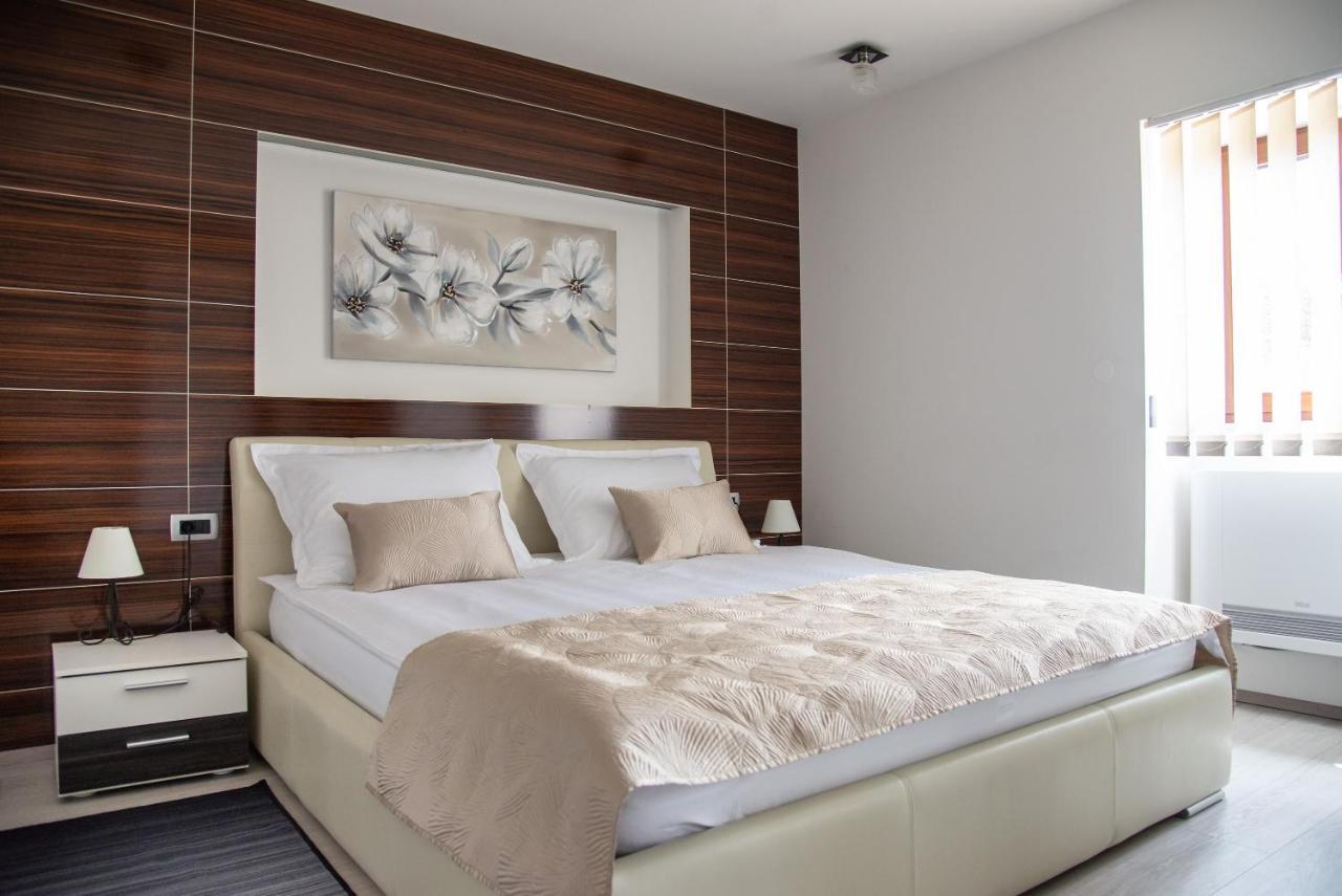 Holiday House Tos-Vila With Heated Pool เวอร์บนิค ภายนอก รูปภาพ