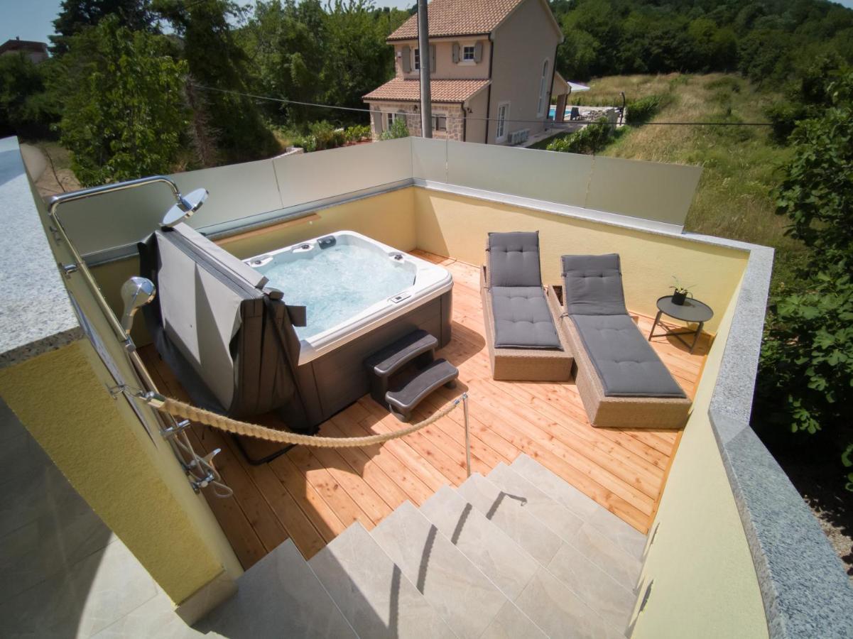 Holiday House Tos-Vila With Heated Pool เวอร์บนิค ภายนอก รูปภาพ