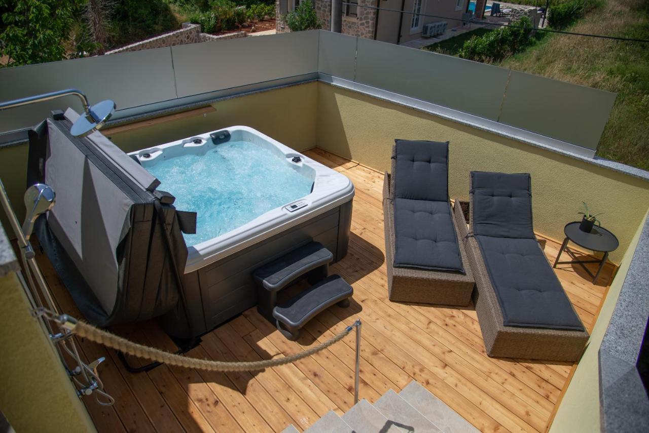 Holiday House Tos-Vila With Heated Pool เวอร์บนิค ภายนอก รูปภาพ