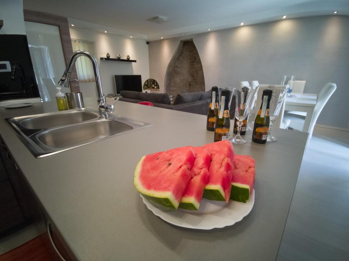 Holiday House Tos-Vila With Heated Pool เวอร์บนิค ภายนอก รูปภาพ