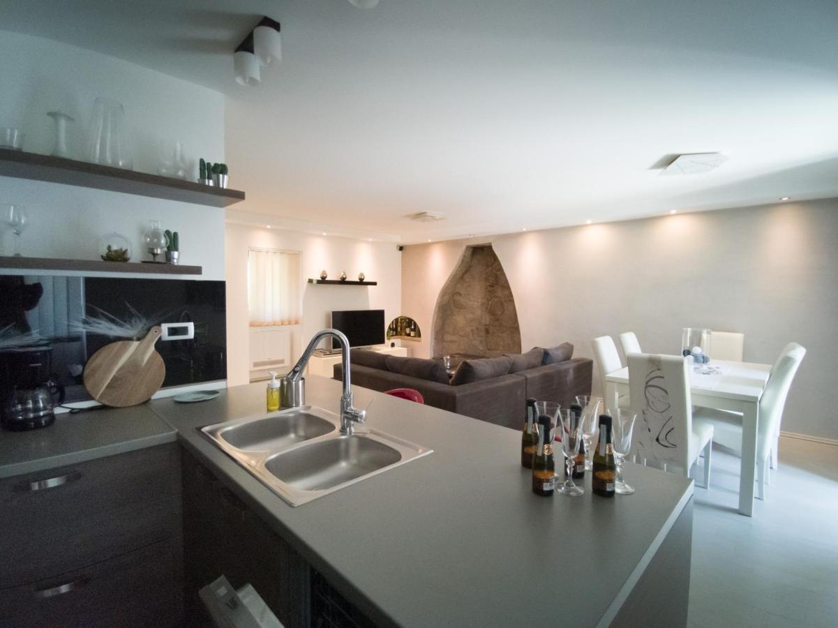 Holiday House Tos-Vila With Heated Pool เวอร์บนิค ภายนอก รูปภาพ