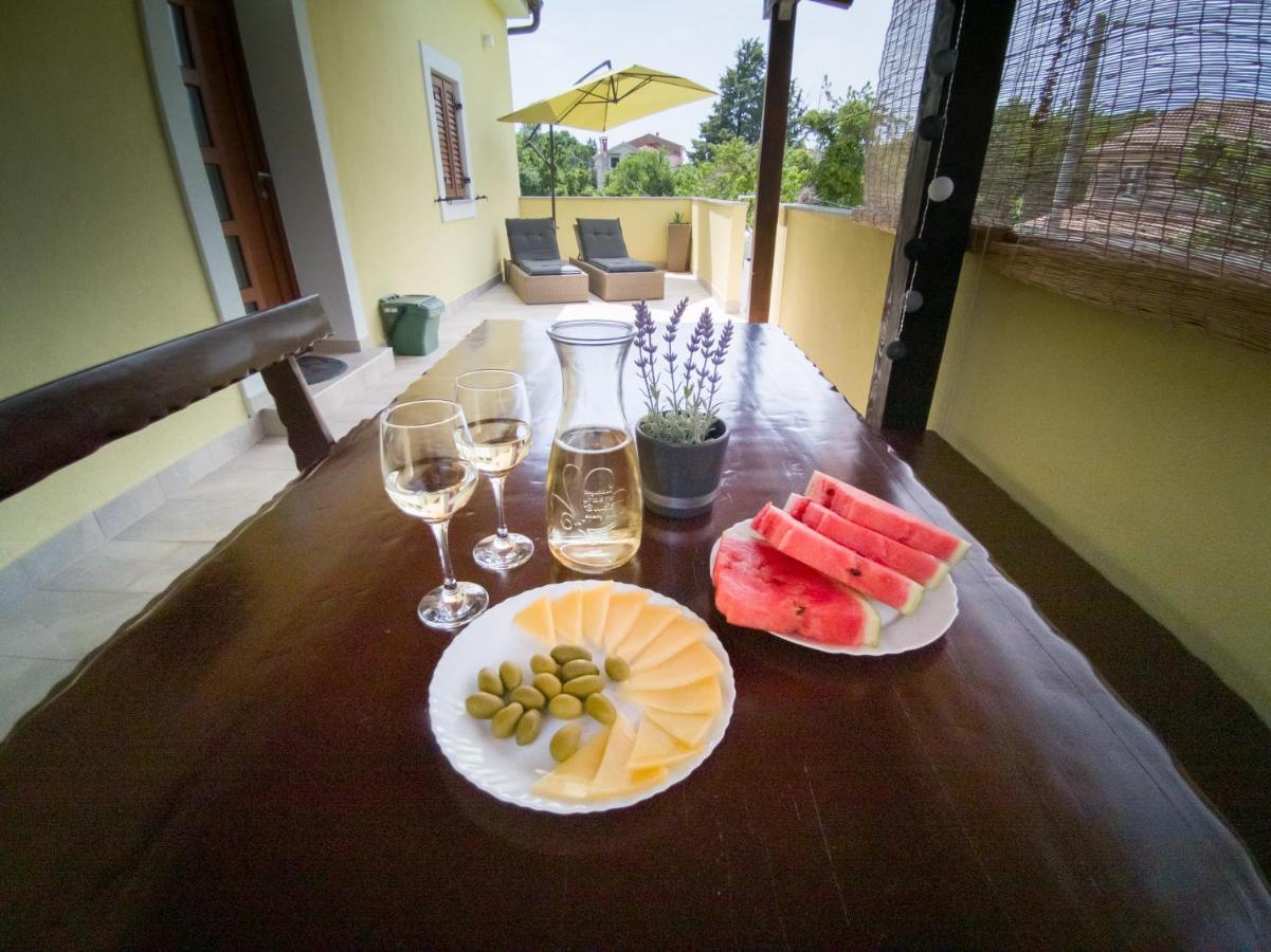 Holiday House Tos-Vila With Heated Pool เวอร์บนิค ภายนอก รูปภาพ