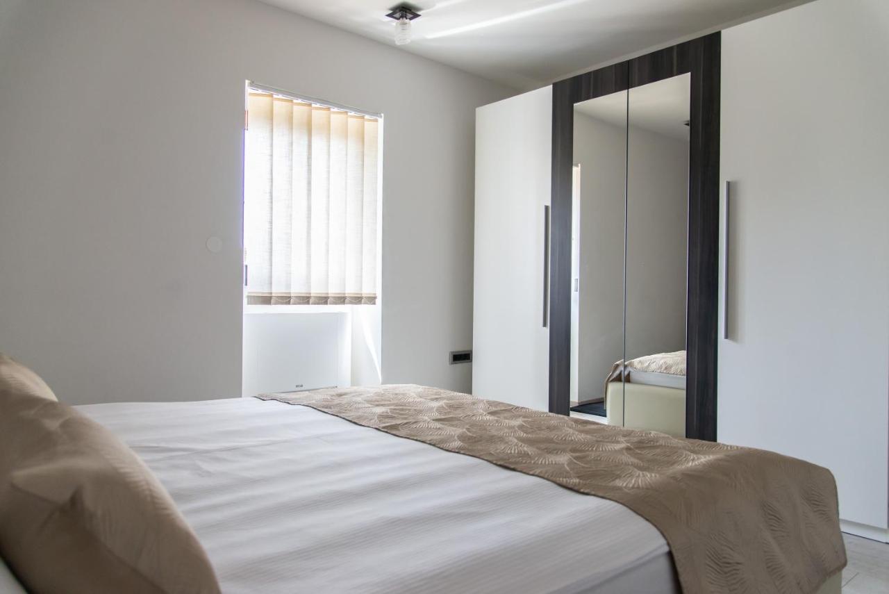 Holiday House Tos-Vila With Heated Pool เวอร์บนิค ภายนอก รูปภาพ