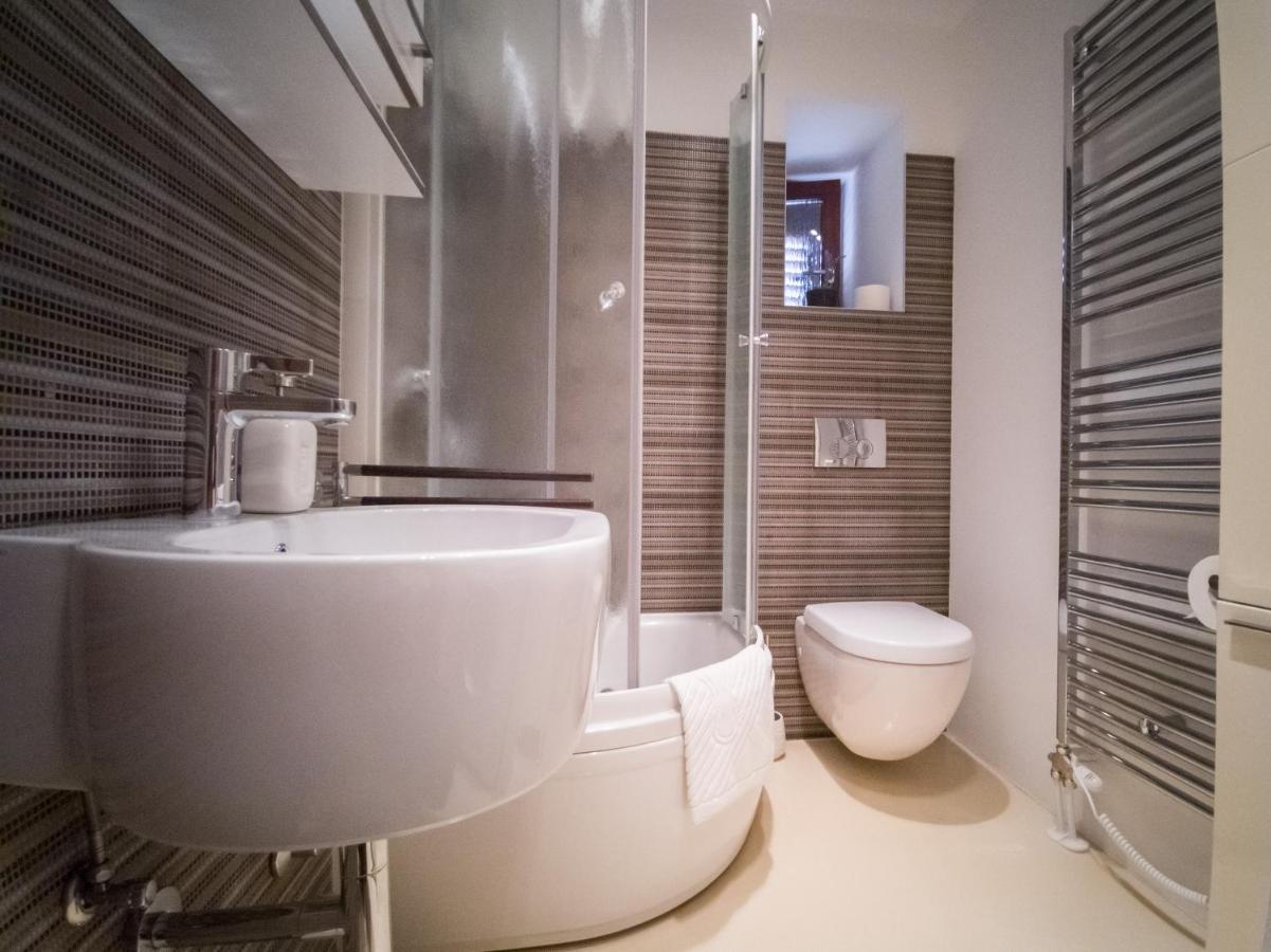 Holiday House Tos-Vila With Heated Pool เวอร์บนิค ภายนอก รูปภาพ