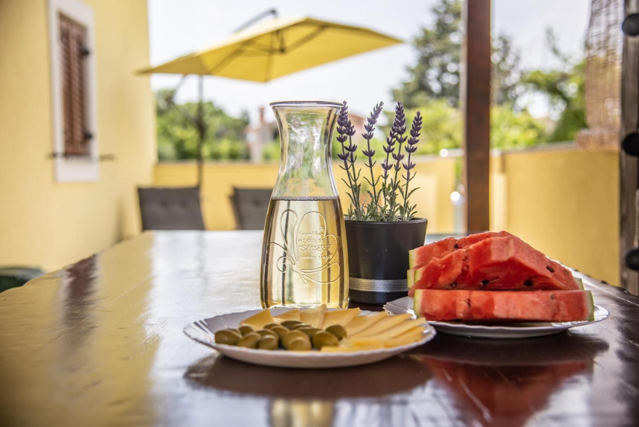 Holiday House Tos-Vila With Heated Pool เวอร์บนิค ภายนอก รูปภาพ