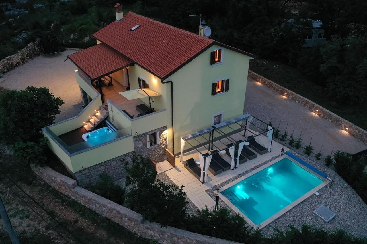 Holiday House Tos-Vila With Heated Pool เวอร์บนิค ภายนอก รูปภาพ