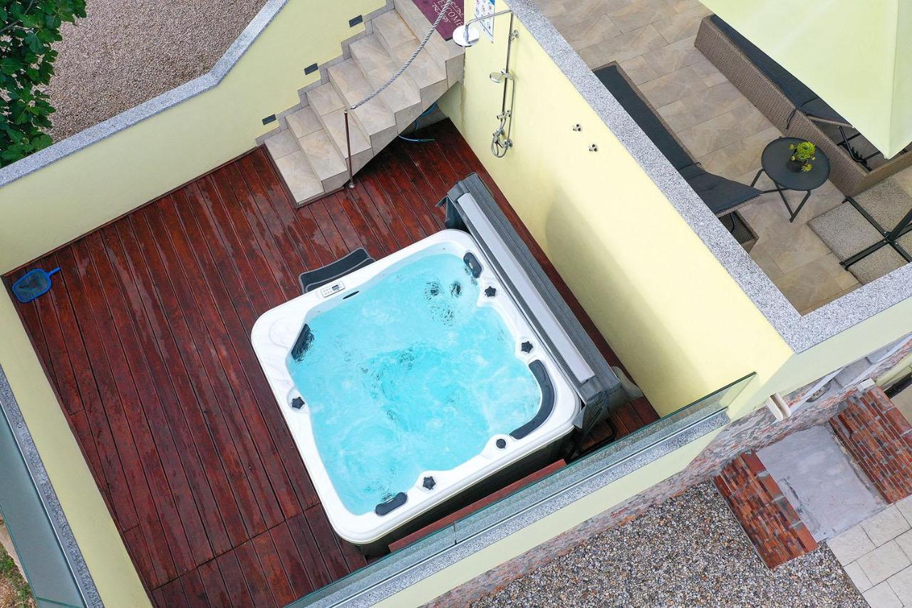 Holiday House Tos-Vila With Heated Pool เวอร์บนิค ภายนอก รูปภาพ